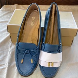 Michael Kors *New* blue flats size 8
